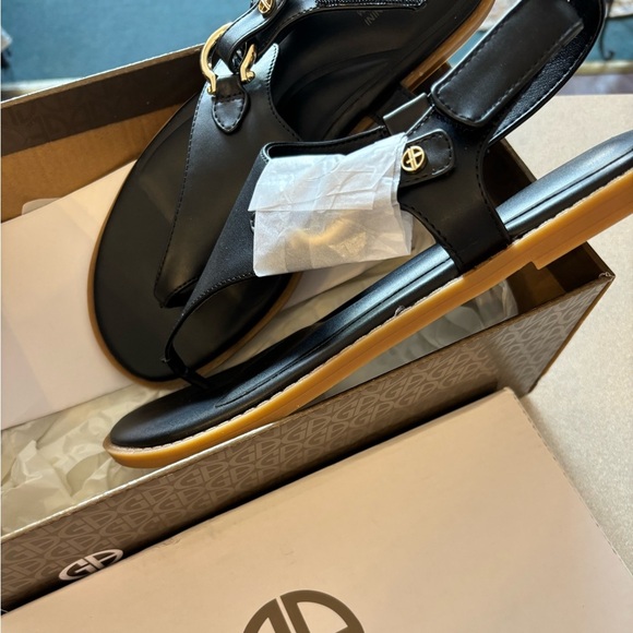 NEW Gianni Bernini Nennie Black Memory Foam Thong Sandal - Picture 4 of 6